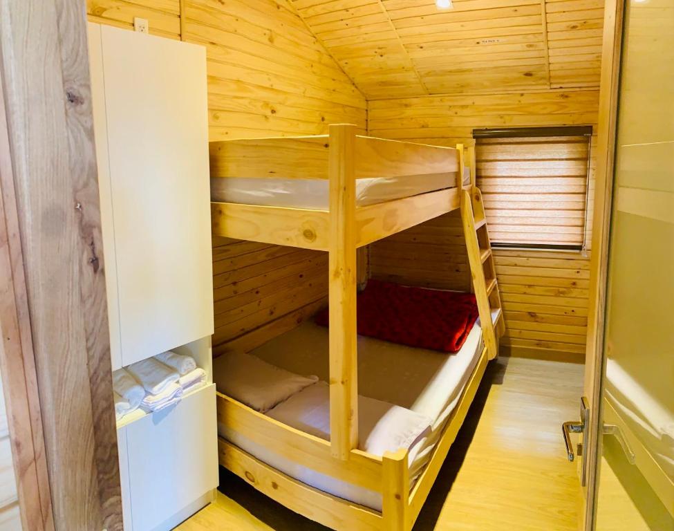 Giường tầng trong phòng chung tại Ngọc Nguyên Homestay