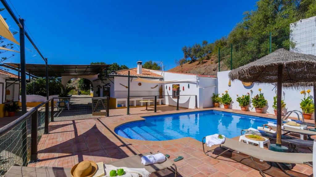 una piscina con patio y una casa en Espina Rural Almogía by Ruralidays, en Almogía