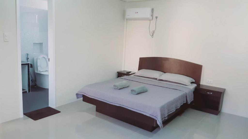 Postel nebo postele na pokoji v ubytování Avana Hills Boracay Prime Grand Suite