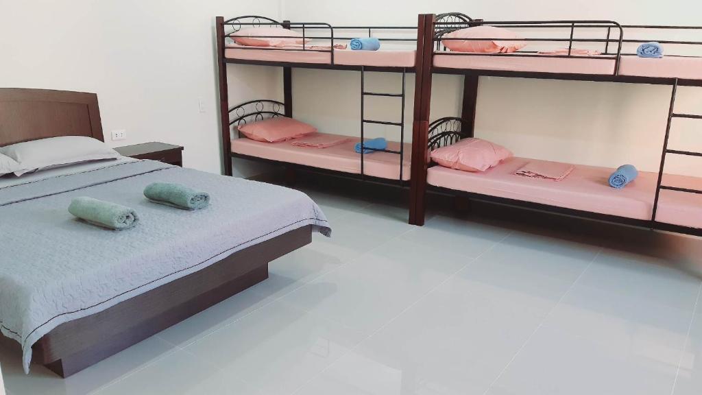 Postel nebo postele na pokoji v ubytování Avana Hills Boracay Prime Grand Suite