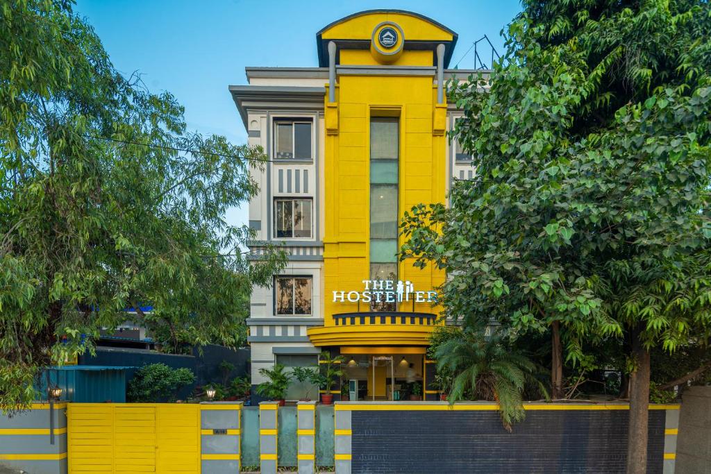 un edificio amarillo con un reloj encima en The Hosteller Delhi, en Nueva Delhi