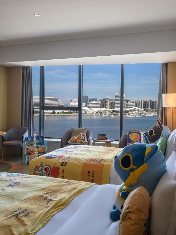 Postel nebo postele na pokoji v ubytování Wyndham Grand Plaza Royale Yuzhou Xiamen Wuyuan Bay