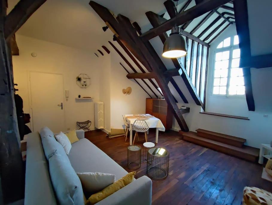 a living room with a white couch and a table at Magnifique Appartement Beaux arts in Tours
