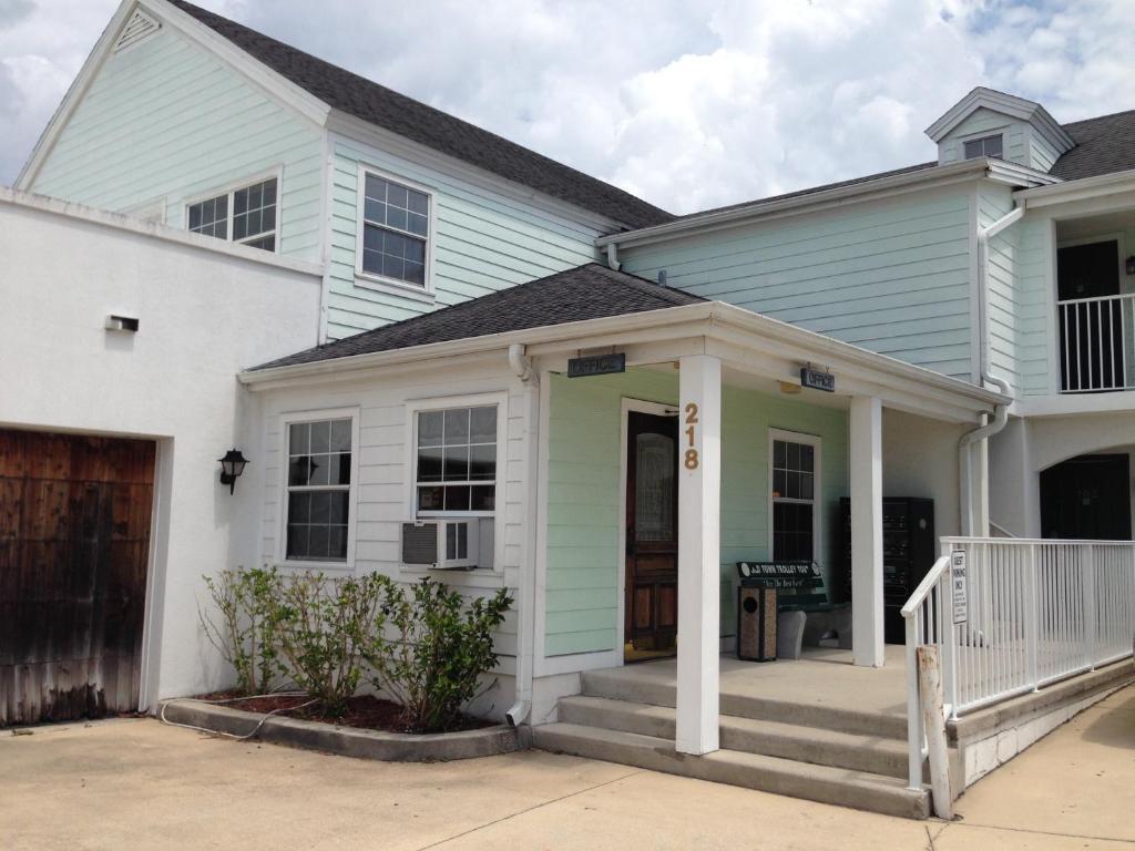 una casa blu e bianca con portico di Anastasia Inn - Saint Augustine a St. Augustine