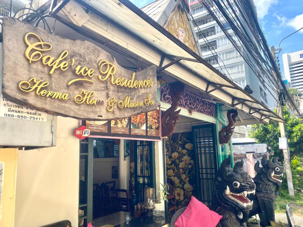 Cafe ice resident في Yan Nawa: مبنى عليه لافته للمطعم