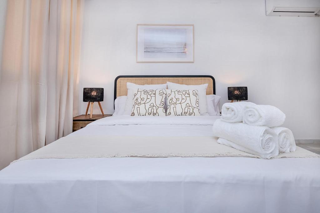 A bed or beds in a room at San Rafael City Center Apartment