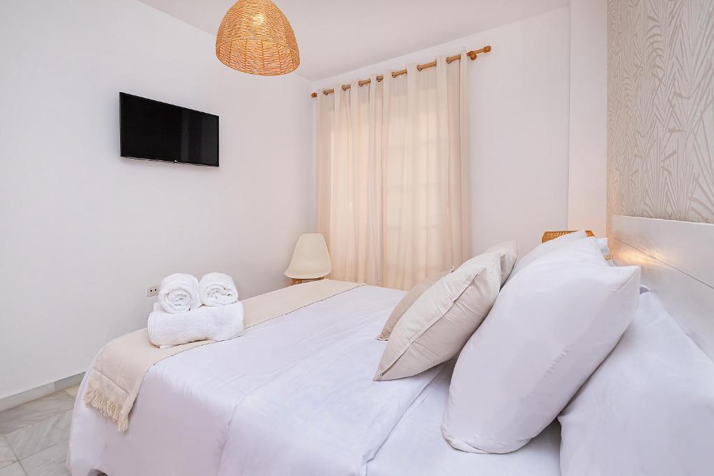 A bed or beds in a room at San Rafael City Center Apartment