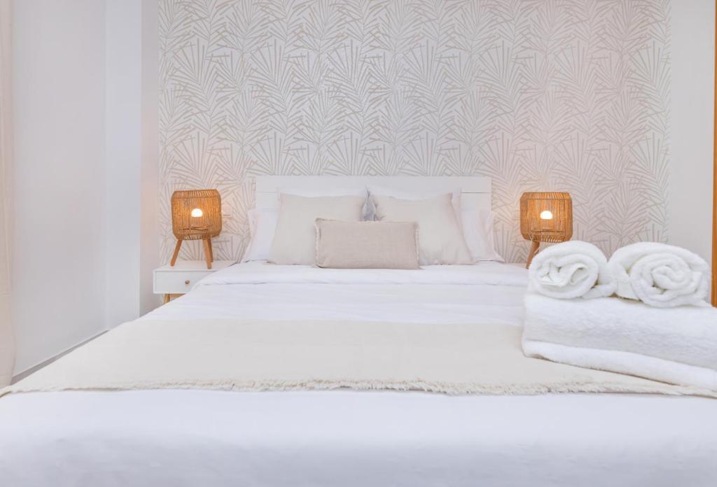 A bed or beds in a room at San Rafael City Center Apartment