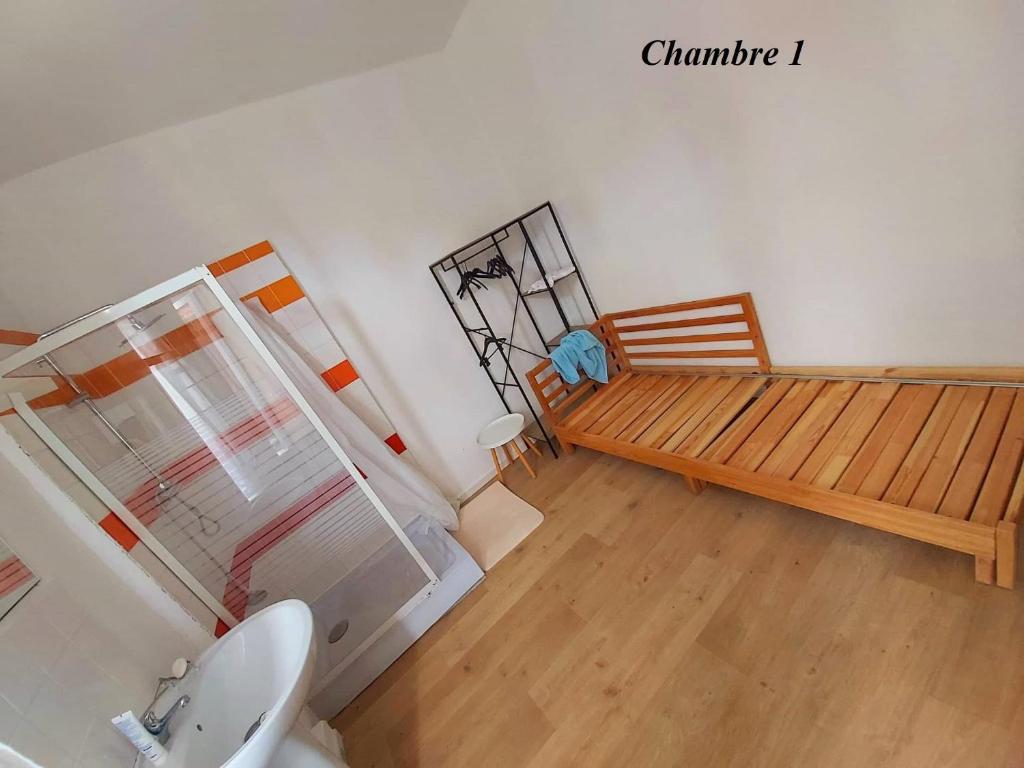 Chambres privatives avec espaces partagés dans maison Roubaix centre في روبيه: غرفة معيشة مع مقعد ومغسلة