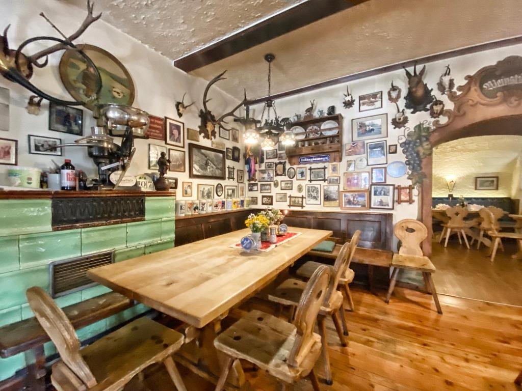 Reštaurácia alebo iné gastronomické zariadenie v ubytovaní Fischerwirt am See