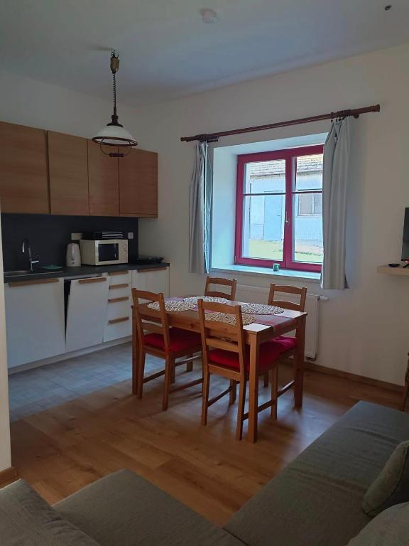 Kuchyň nebo kuchyňský kout v ubytování Apartmány Na samotě