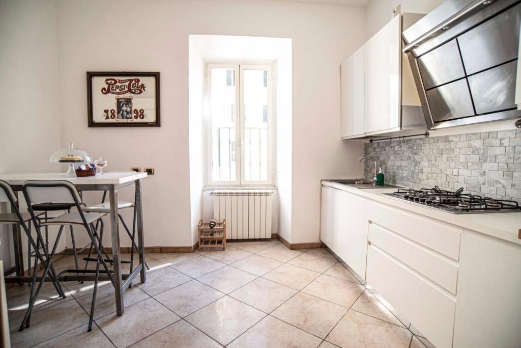 A kitchen or kitchenette at Casa Futura Trastevere