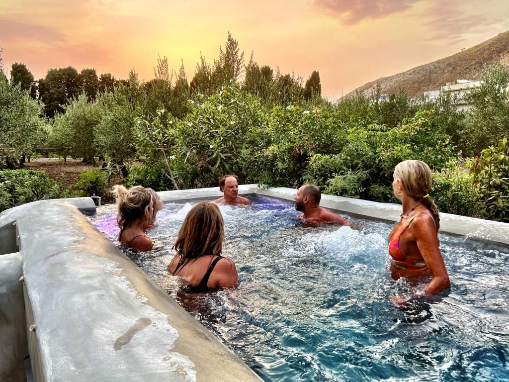 grupa ludzi w wannie z hydromasażem w obiekcie Villa Angelina - charming rooms & apartments w Trapani