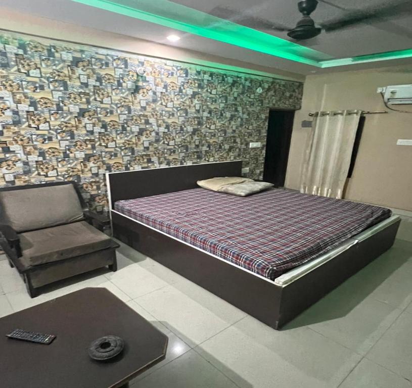 1 dormitorio con 1 cama, 1 silla y 1 mesa en Shanti Guest House, Sonipat en Sonipat