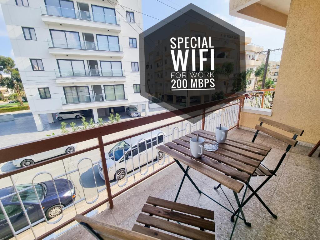 balcone con panchina e cartello che legge speciale wifi per il lavoro m di Luxury City Rooms a Larnaka