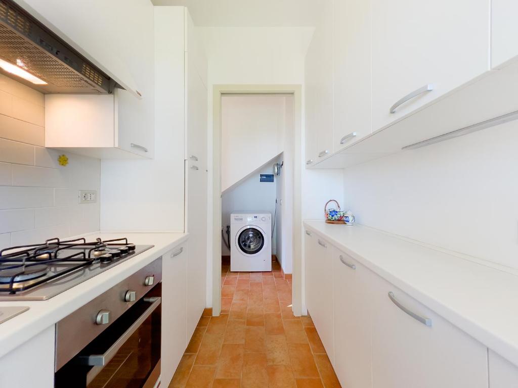 A kitchen or kitchenette at Villa Caterina Quiete e Mare-Goelba
