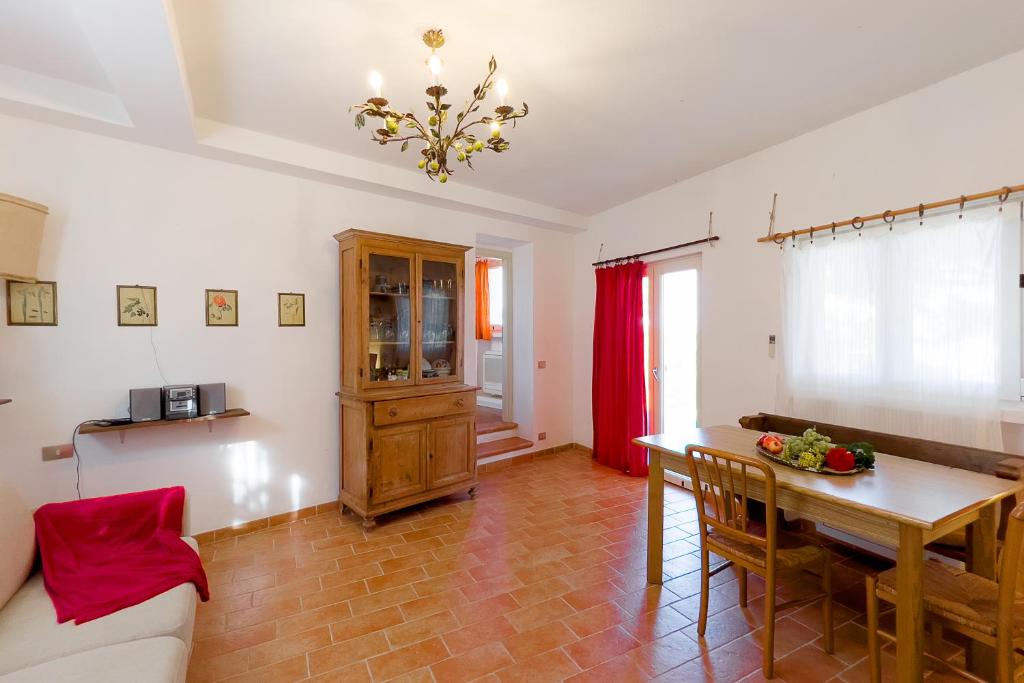 A kitchen or kitchenette at Villa Caterina Quiete e Mare-Goelba