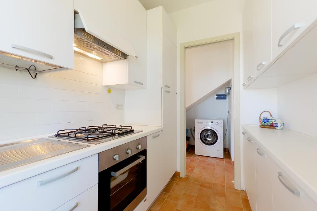 A kitchen or kitchenette at Villa Caterina Quiete e Mare-Goelba