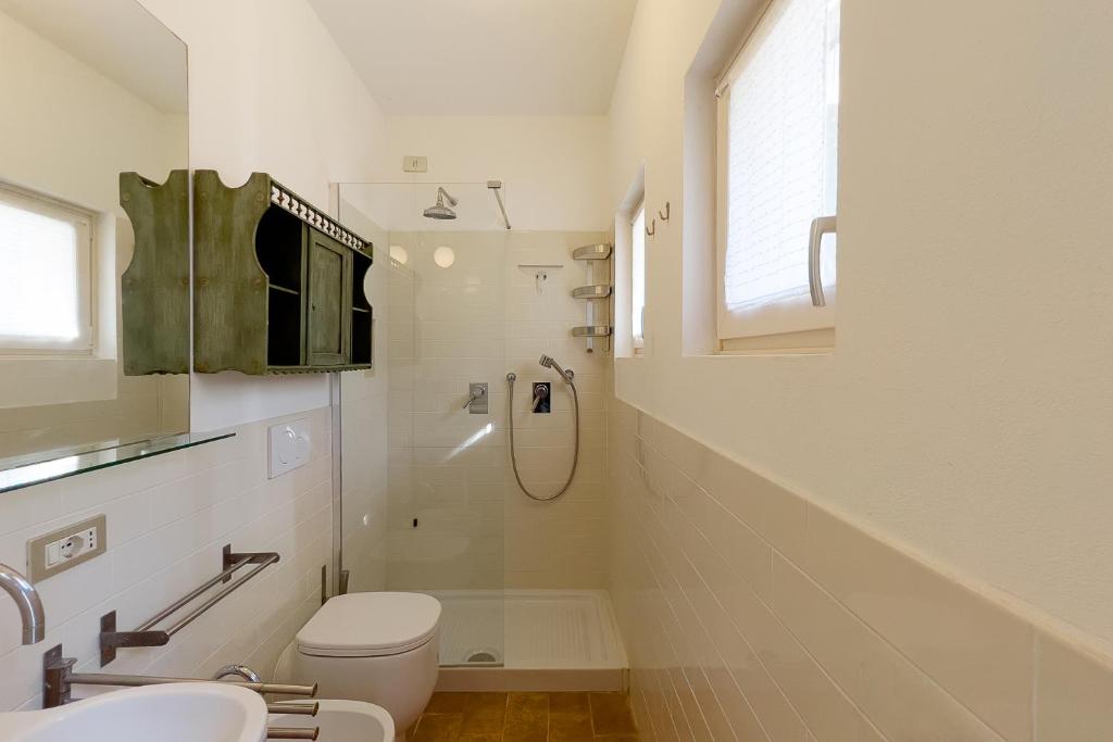 A bathroom at Villa Caterina Quiete e Mare-Goelba
