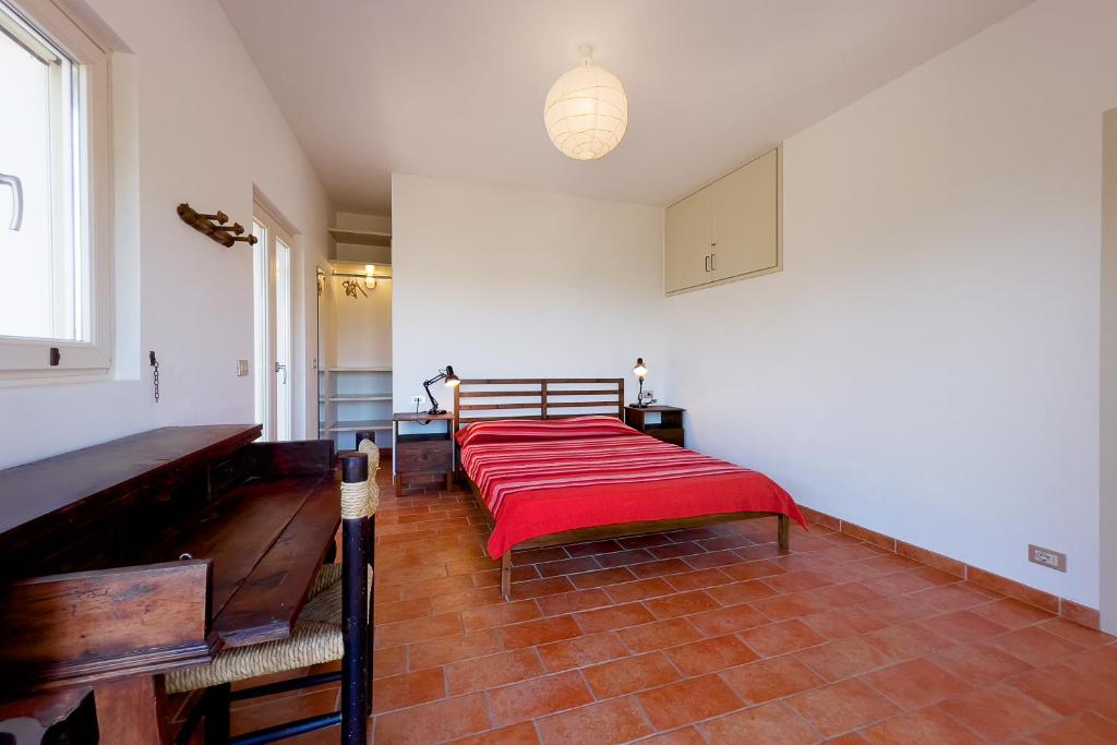 A bed or beds in a room at Villa Caterina Quiete e Mare-Goelba