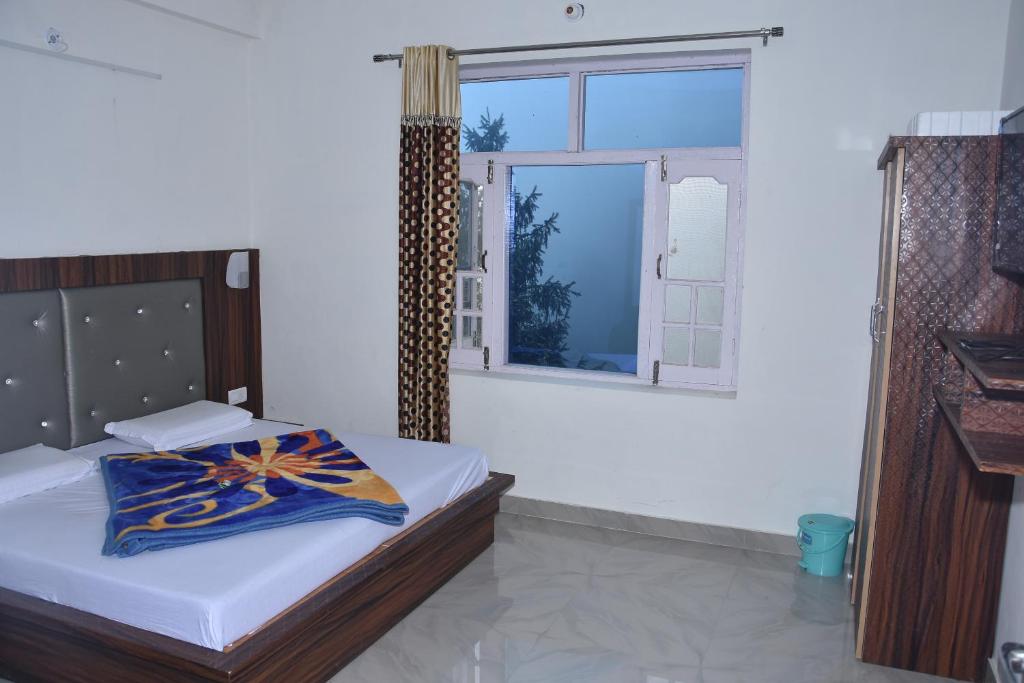 1 dormitorio con cama y ventana en Himalayan Dalhousie Home Stay - Near Panchpula Water Fall en Dalhousie