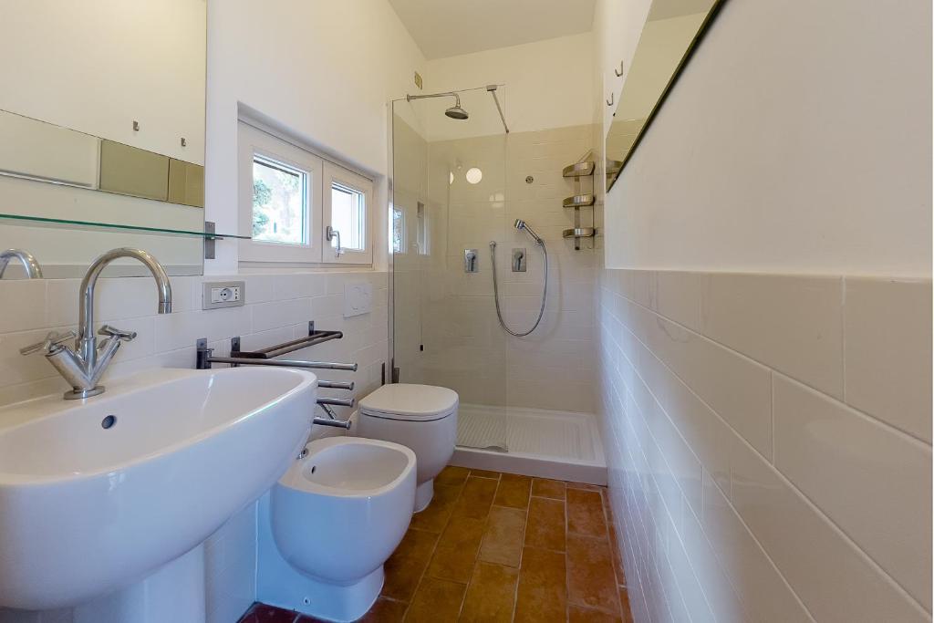 A bathroom at Villa Caterina Quiete e Mare-Goelba