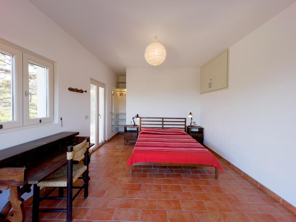 A bed or beds in a room at Villa Caterina Quiete e Mare-Goelba