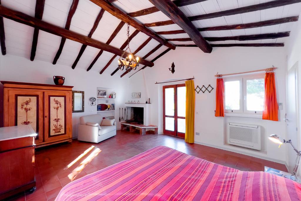 A bed or beds in a room at Villa Caterina Quiete e Mare-Goelba