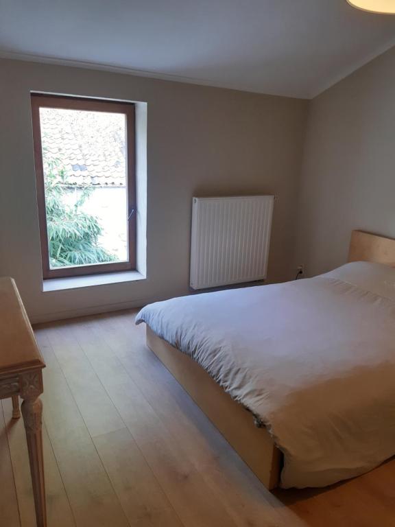Postel nebo postele na pokoji v ubytování Maison cosy au centre de Nivelles - vidéosurveillance extérieure