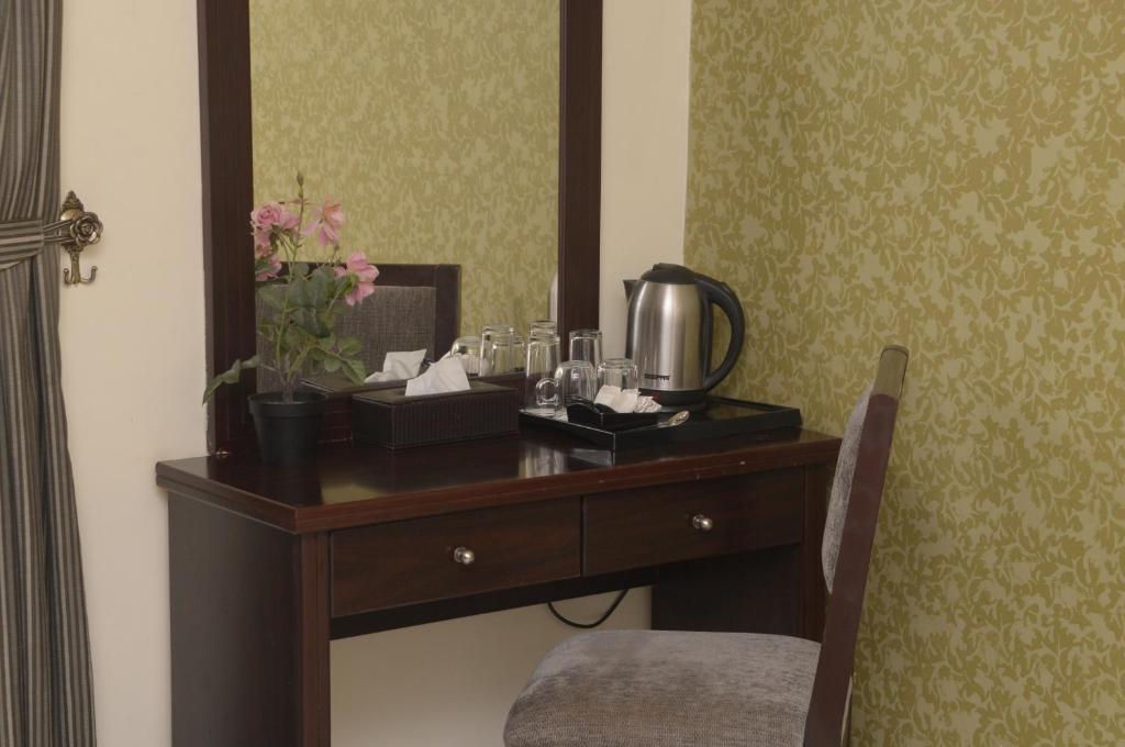 Příslušenství pro přípravu čaje a kávy v ubytování Asfar Hotel Apartments