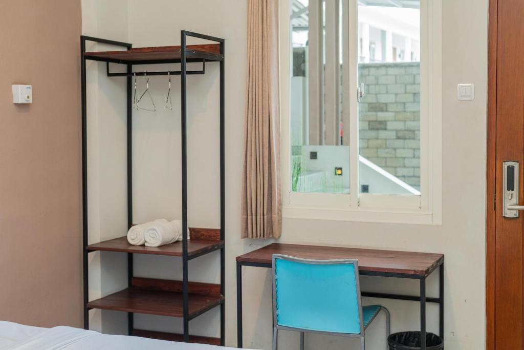 Letto o letti in una camera di Urbanview Hotel Bubusini Batu by RedDoorz