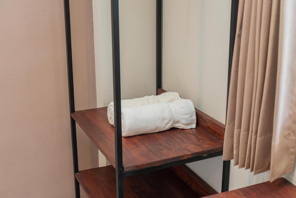 Letto o letti in una camera di Urbanview Hotel Bubusini Batu by RedDoorz