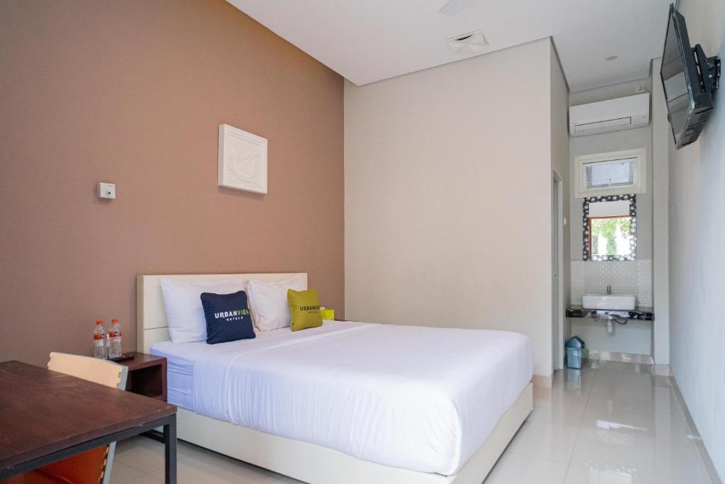 Letto o letti in una camera di Urbanview Hotel Bubusini Batu by RedDoorz