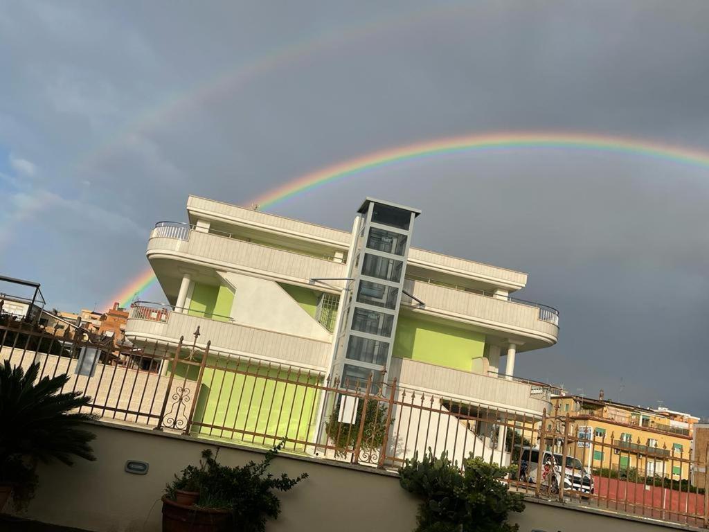 un arco iris en el cielo sobre un edificio en Le Sirene Casa Vacanza, en Torvaianica