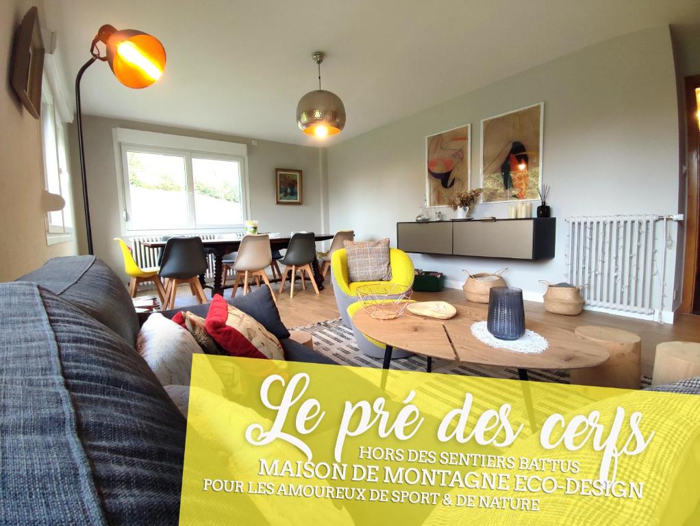 - un salon avec un canapé et une table dans l'établissement Gite le pré des cerfs II, à La Bresse