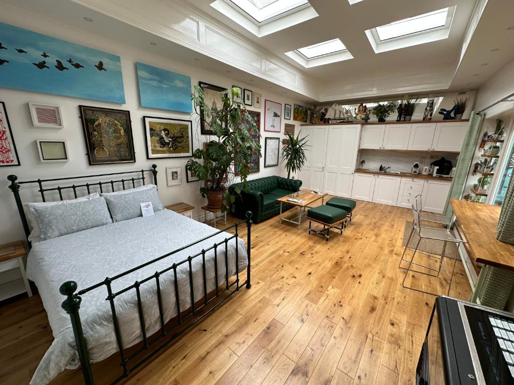 um quarto com uma cama e uma sala de estar em The Beetroot em Margate