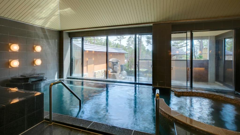 Bazén v ubytování Kyukamura Retreat-Azumino-Hotel nebo v jeho okolí