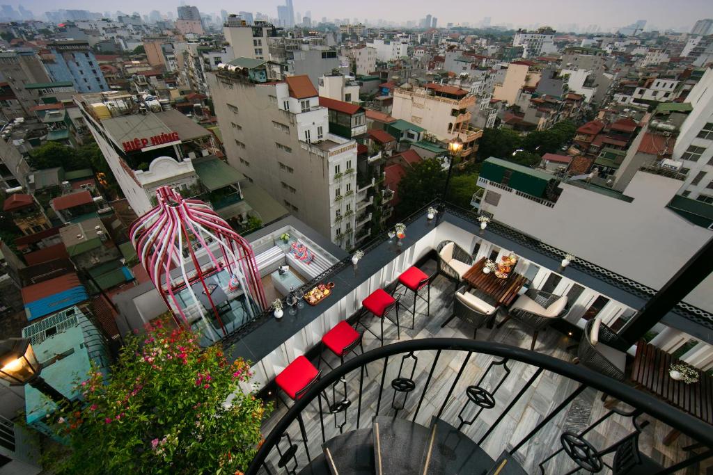 vistas a una ciudad con una noria y edificios en HOTEL du LAC Hanoi en Hanoi