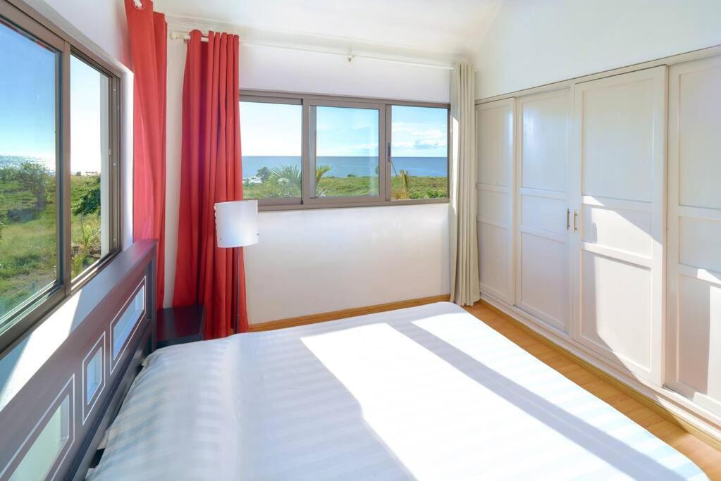 Postel nebo postele na pokoji v ubytování Côte Ouest - VUE IMPRENABLE SUR LA MER - VILLA BELIFAGE BLEUE avec Piscine Privative