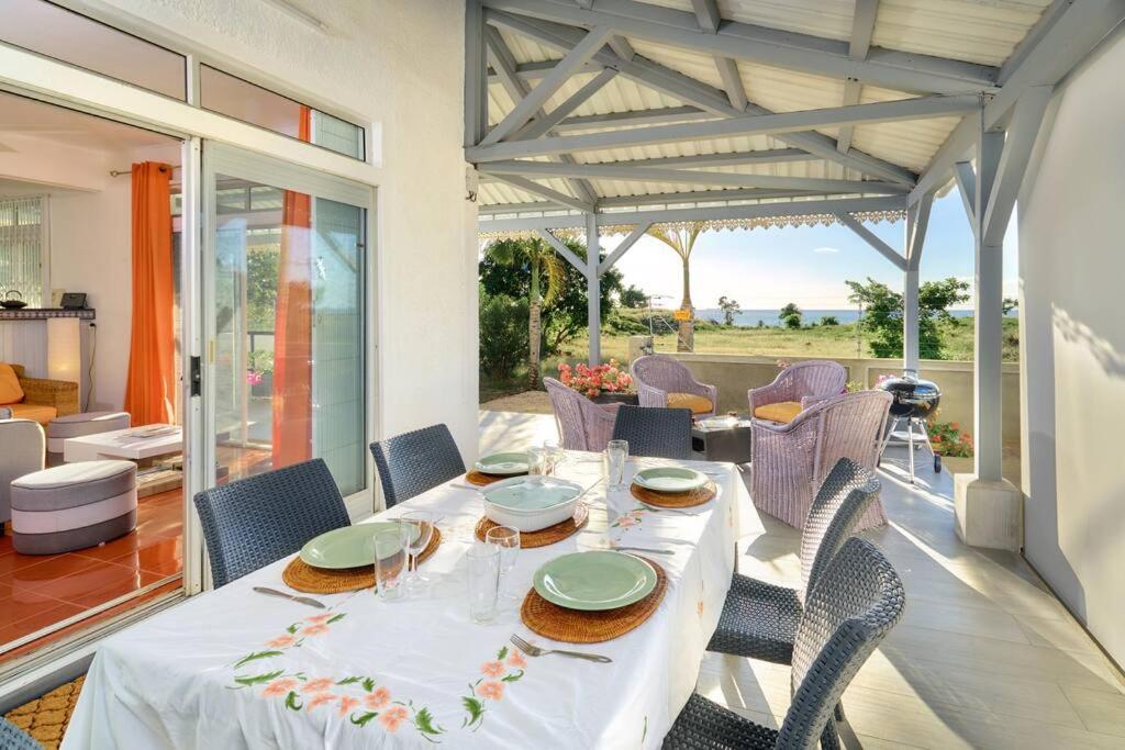 Posezení v ubytování Côte Ouest - VUE IMPRENABLE SUR LA MER - VILLA BELIFAGE BLEUE avec Piscine Privative