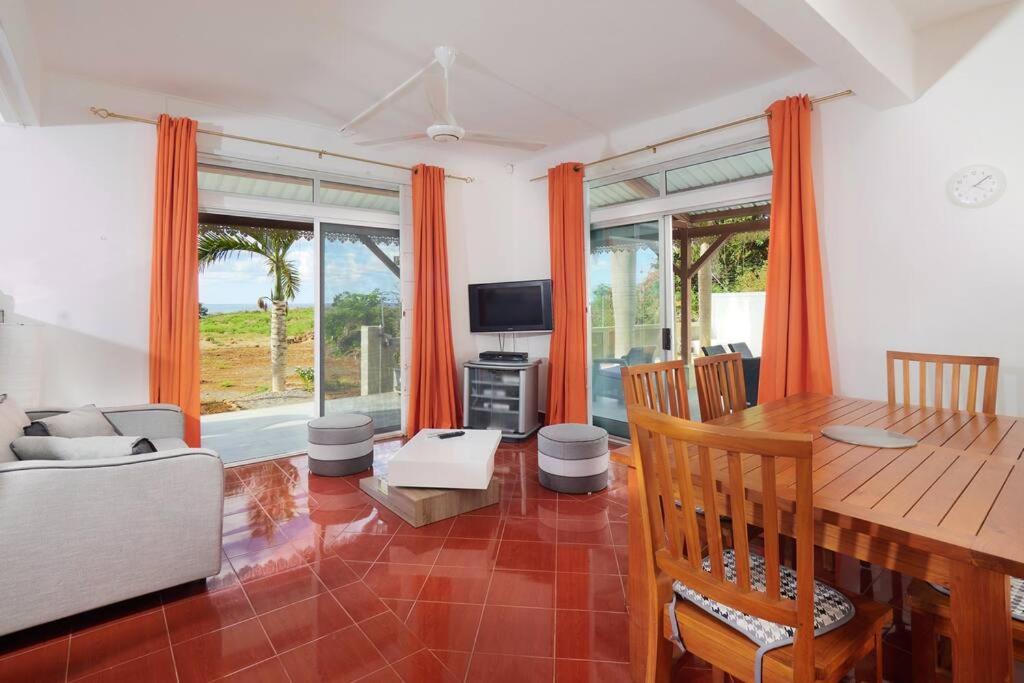 Posezení v ubytování Côte Ouest - VUE IMPRENABLE SUR LA MER - VILLA BELIFAGE BLEUE avec Piscine Privative