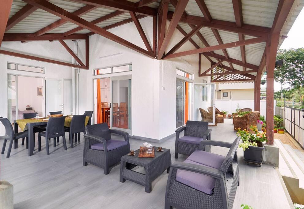 Posezení v ubytování Côte Ouest - VUE IMPRENABLE SUR LA MER - VILLA BELIFAGE BLEUE avec Piscine Privative