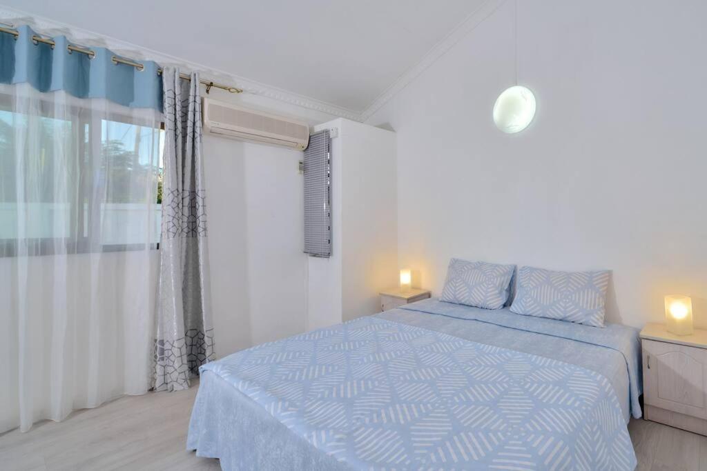 Postel nebo postele na pokoji v ubytování Côte Ouest - VUE IMPRENABLE SUR LA MER - VILLA BELIFAGE BLEUE avec Piscine Privative