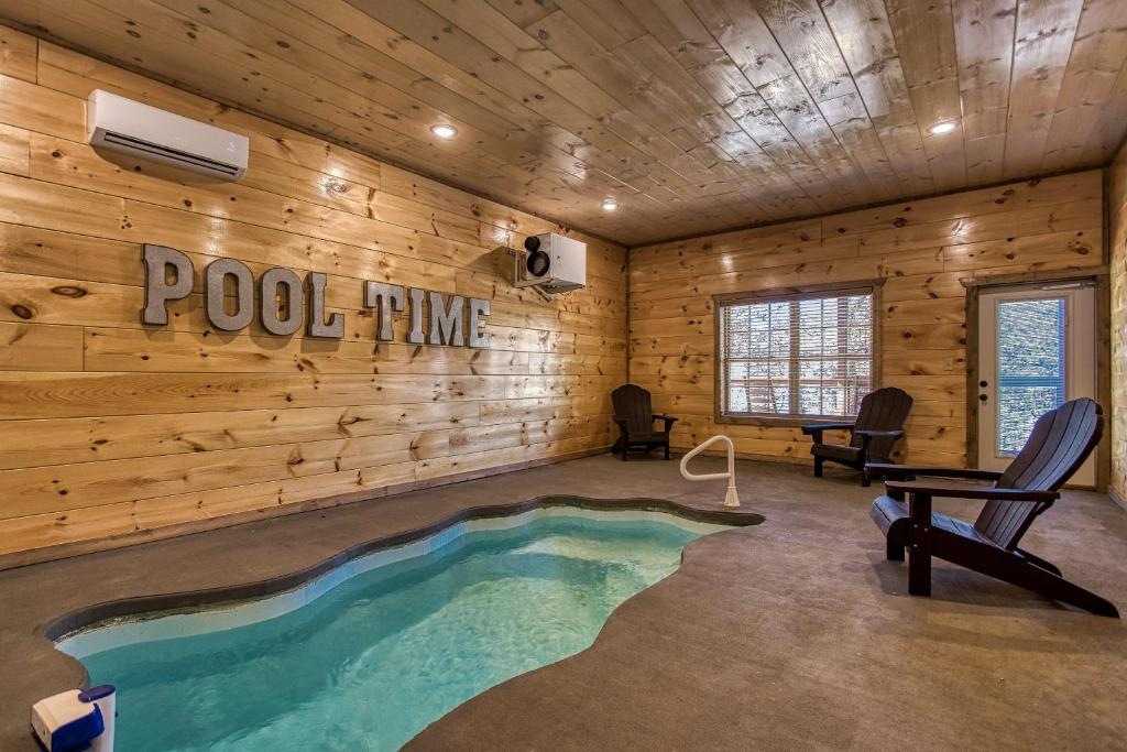 basen w pokoju z drewnianą ścianą w obiekcie Sun Splash #342 w mieście Sevierville