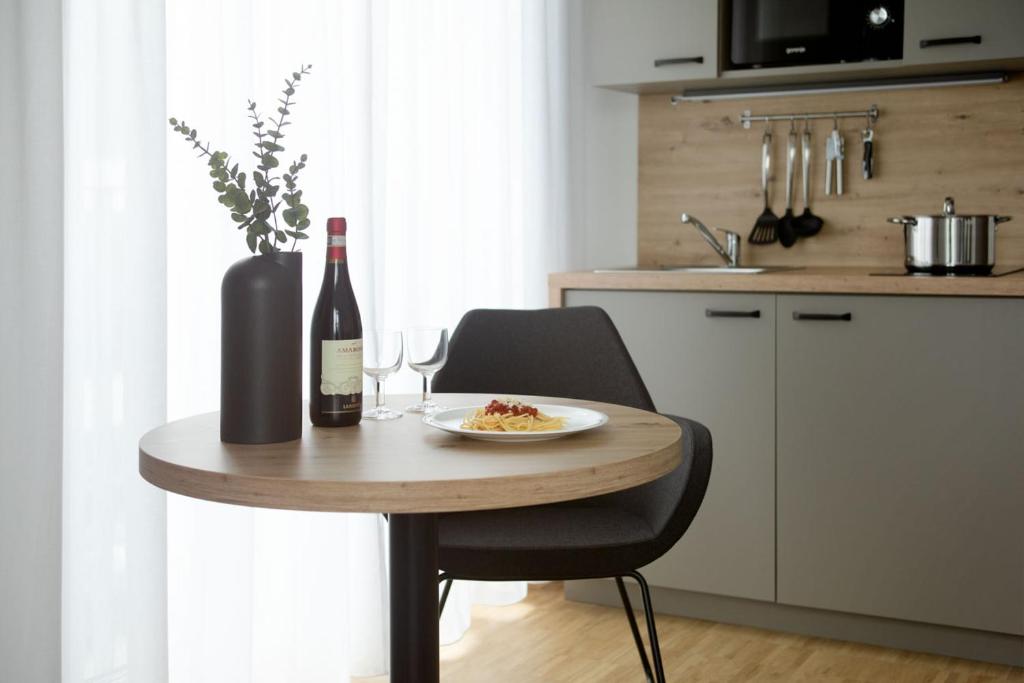 Getränke in der Unterkunft Brera Serviced Apartments Stuttgart