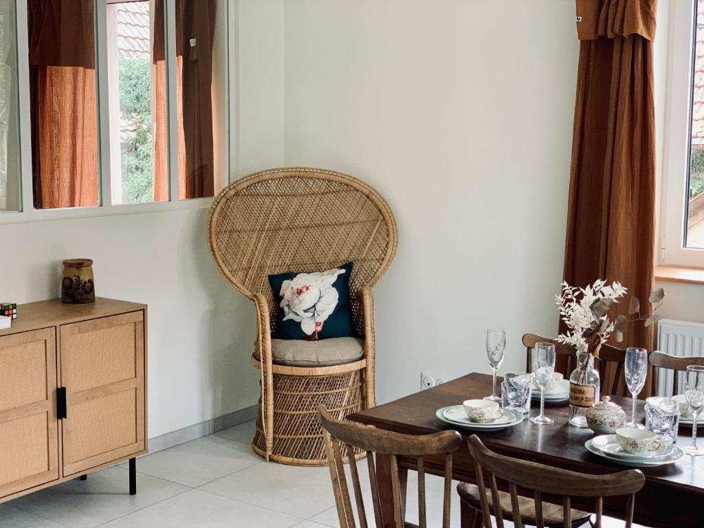 jadalnia ze stołem i krzesłem w obiekcie Appartements Le Tilleul de la Vallée Noble w mieście Westhalten