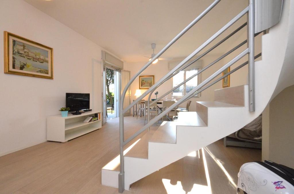 klatka schodowa w domu ze szklaną poręczą w obiekcie Villa Gloria w Lignano Sabbiadoro