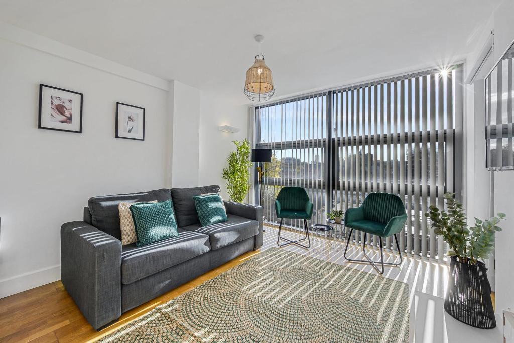 ein Wohnzimmer mit einem Sofa und 2 Stühlen in der Unterkunft Host & Stay - Standish Street Abode in Liverpool