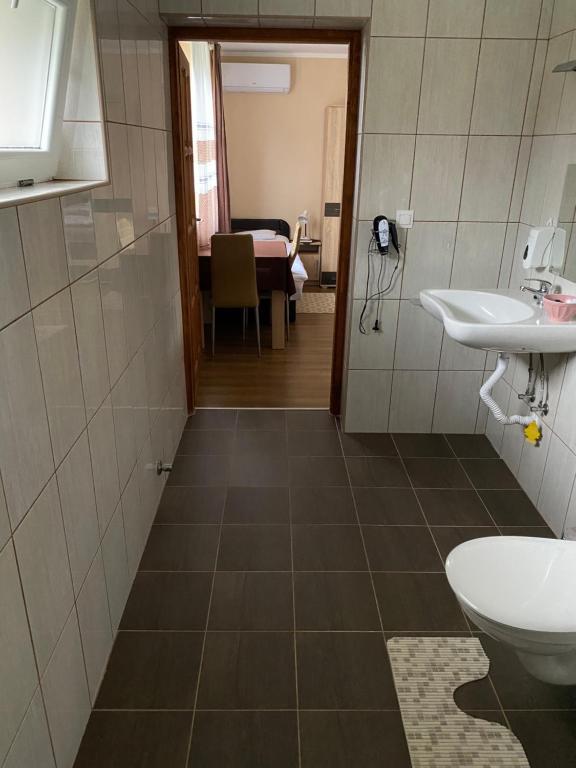 Koupelna v ubytování Ókerka Vendégház