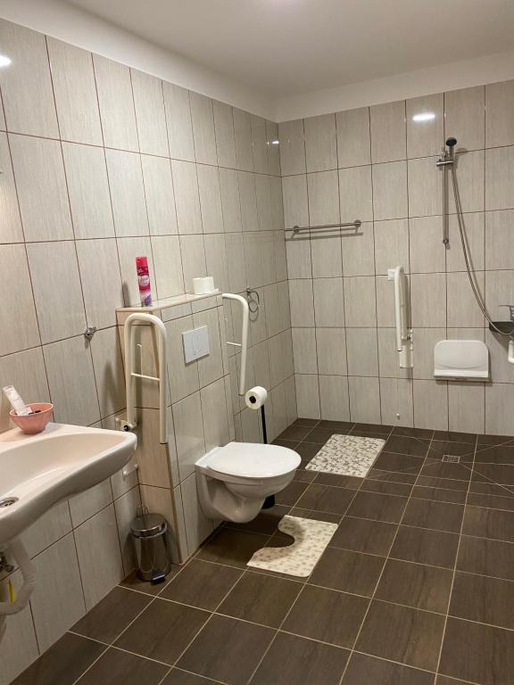 Koupelna v ubytování Ókerka Vendégház